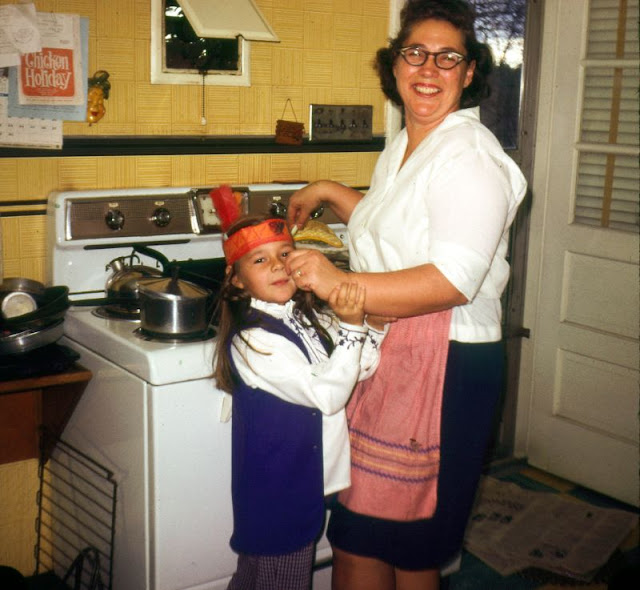 25 Intimate Photos Of Mom Working In The Kitchens In The 1970s 