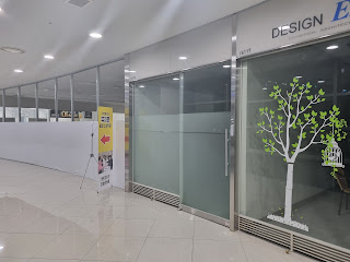 리빙 관에 위치한 중앙 광장이 보이는 사무실의 외관
