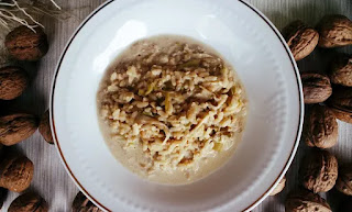 Foto di risotto gustoso ed insolito per un primo piatto raffinato a base di porri e noci e mantecato con il mascarpone. 
