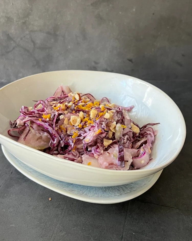 Ensalada de col lombarda con pera y queso azul