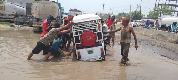 अलीनगर जीटी रोड पर गड्ढों में पानी जमा होने से पलटने लगे चार चक्का वाहन