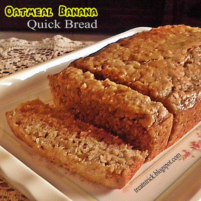 Oatmeal Banana Quick Bread Recipe @ treatntrick.blogspot.com