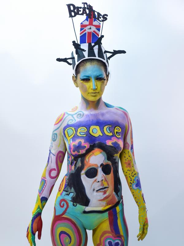 Body Painting Wajah Penyanyi Diatas Tubuh Telanjang Model Cantik