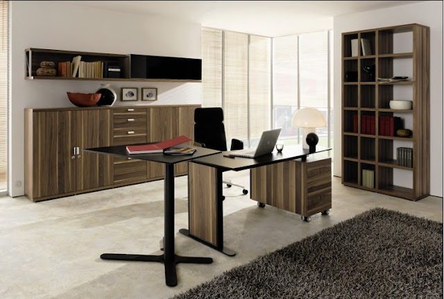 Довольно скромный домашний офис с минимальным количеством мебели