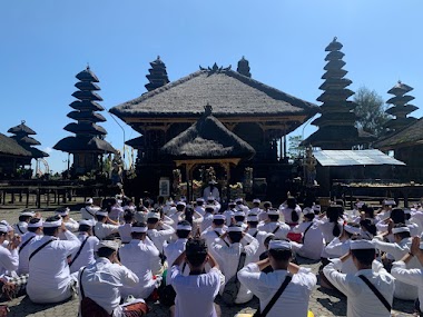 Doa Bersama Kelas XII SMK TI Bali Global Badung Menjelang Serangkaian Ujian Akhir Tahun Ajaran 2022/2023