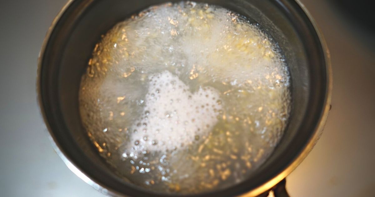 鍋でおかゆを作る
