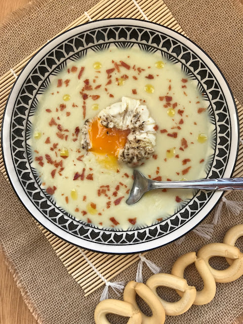 crema de alcachofas con huevo poché y jamón receta