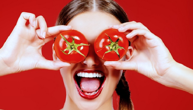 how to apply tomatoes on face