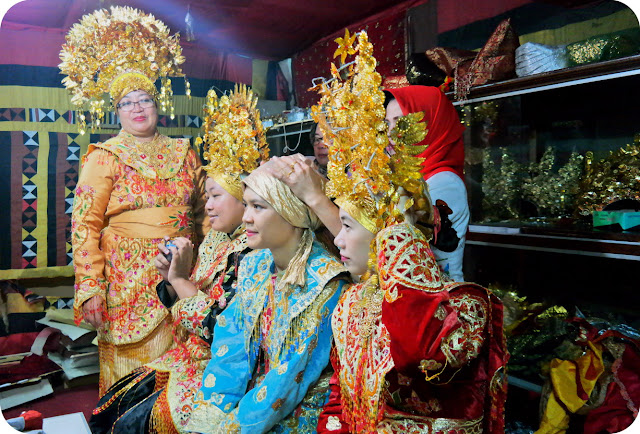 Pendekar Ala Minang Bergaya Di Depan Istano Pagaruyung Bergaya Ala MINANG di Istana Pagaruyung