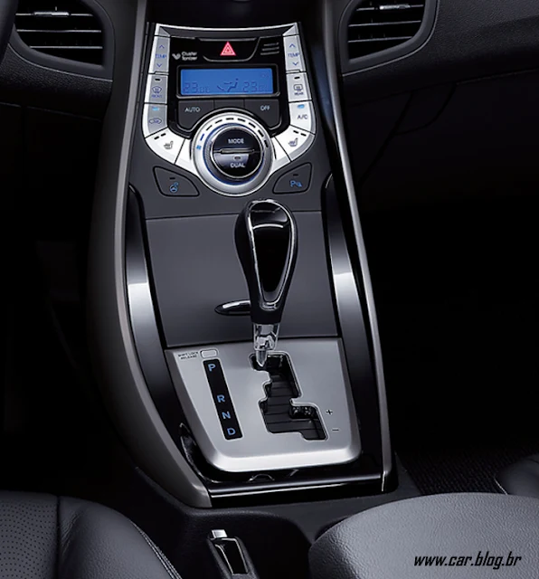 Novo Hyundai Elantra 2011 - Câmbio Automático - Detalhes em alumínio