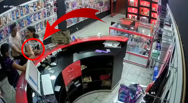 [VIDEO] Buscan a banda que robó un costoso vibrador  llamado "Lucy" en una tienda de juguetes eróticos.