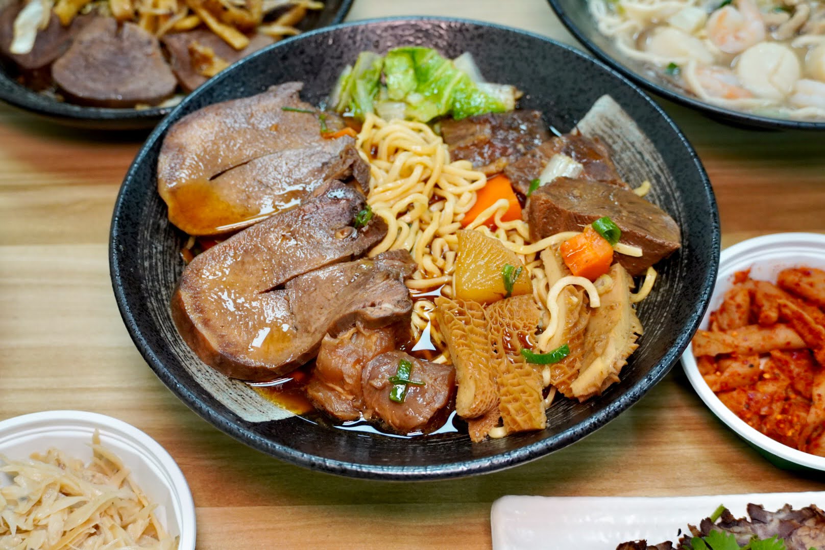 台南安平美食 ｜玉芳張媽媽麵食館 ｜真材實料的牛舌炒餅、嗆鍋麵！傳承超過一甲子的正宗二空涼麵