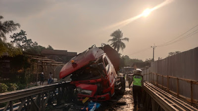 Satlantas Polresta Tangerang Evakuasi Kecelakaan Truk Tangki Pertamina Rem Blong