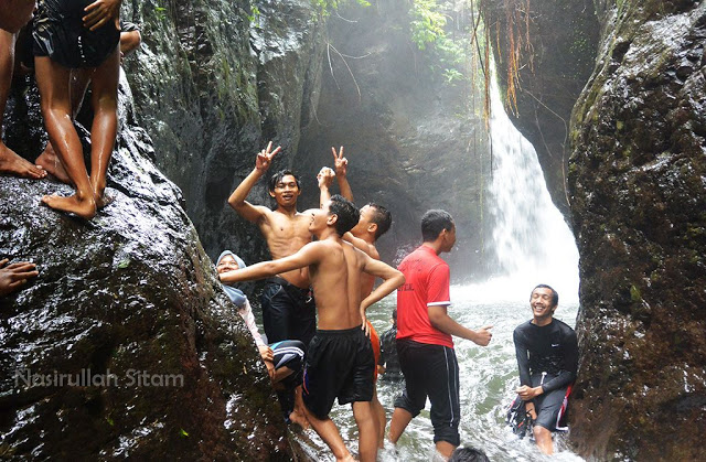 Ini teman-teman baru yang ngobrol di Air Terjun Dung Paso