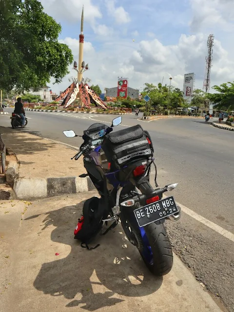 Foto Motor Touring di Tugu Payan Mas Kotabumi Lampura