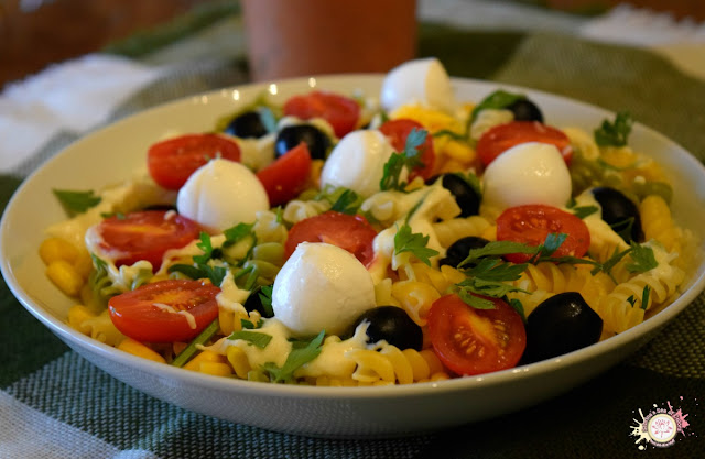 Ensalada de pasta con tomate y queso