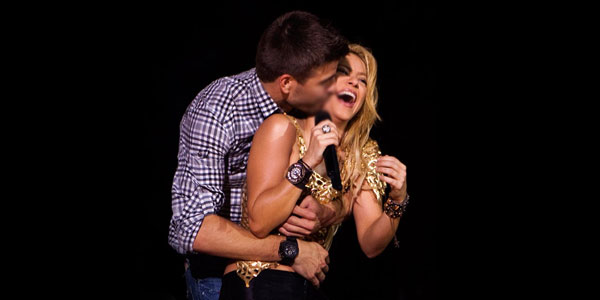 Hotnya Goyangan Shakira Buat Pique Tersenyum Lebar