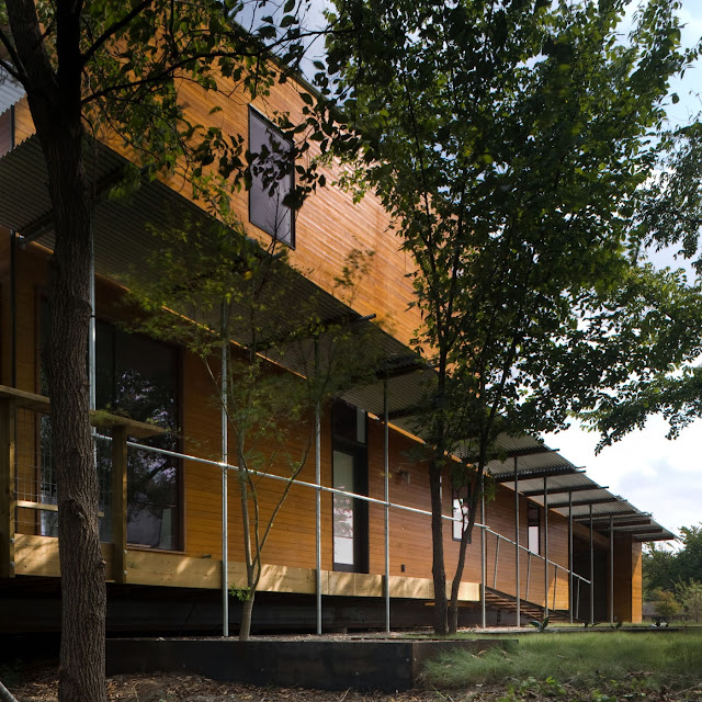 modern LEED House “Like A Houseboat”