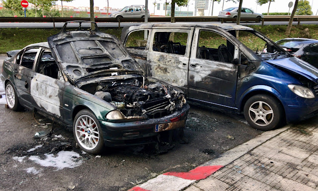 Coches calcinados en Cruces