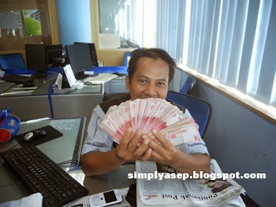 Segepok uang ini milik rekan kerja saya. Saya cuma foto selfie saja.  Foto Asep Haryono