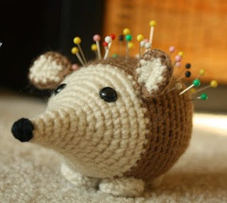 http://translate.googleusercontent.com/translate_c?depth=1&hl=es&rurl=translate.google.es&sl=en&tl=es&u=http://knotyograndma.tumblr.com/post/83477658487/amigurumi-hedgehog-pincushion-pattern&usg=ALkJrhiCcMNe8GZ5rBcCuq38gOAKuX-zQw