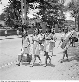 Anak-anak berangkat ke sekolah, 1947