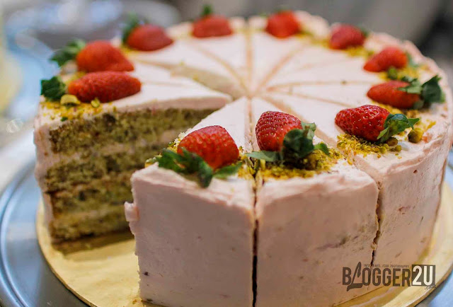 Rasberry Pistachio Cake Gula Petite