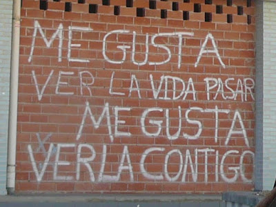 pintada sobre muro de ladrillo: Me gusta ver la vida pasar. Me gusta verla contigo.