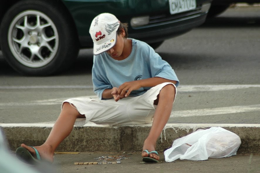 Resultado de imagem para menino pedindo esmola