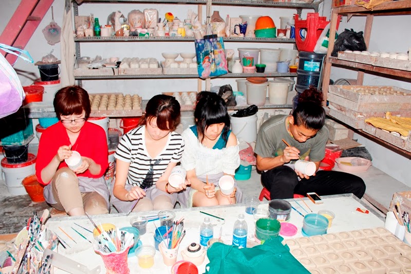 Kunjungan Mahasiswa Jepang di Kerajinan Keramik Dinoyo  