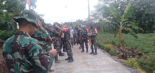 Anggota Satgas TMMD 107 Gunakan Masker Hasil Tangan  Ibu  Persit 