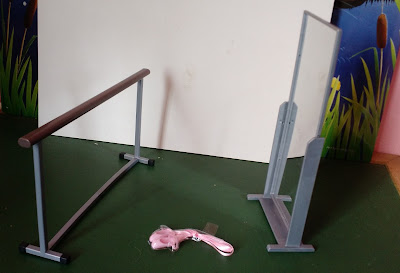 Brinquedo de plástico: espelho e barra para aula de balé e sapatilhas das bonecas tamanho Barbie  R$25,00