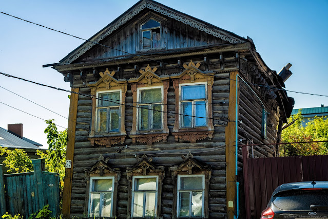 Старый двухэтажный деревянный дом с обилием резьбы