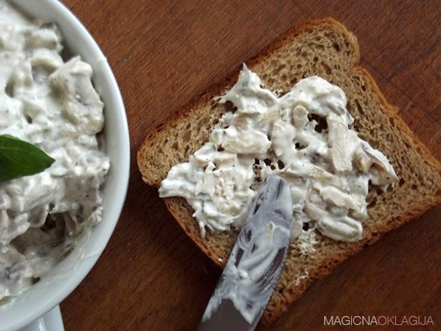 Salata sa piletinom, pečurkama i kiselim krastavcima