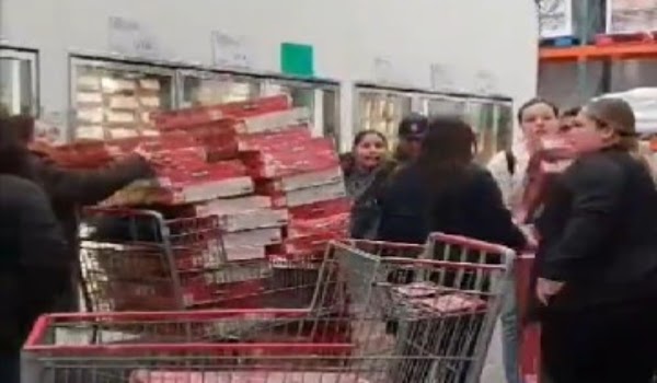 Clientes de Costco se unen para quitarle roscas a una revendedora que llevaba más de 30 roscas de Reyes en su carrito