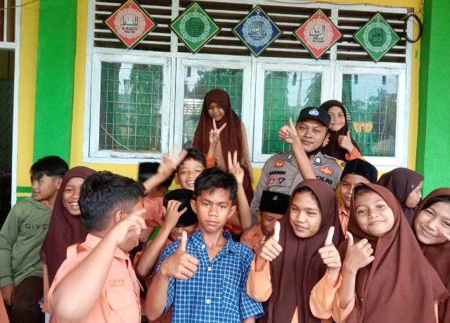 Ekspresi Anak MIN 13 Saat Dikunjungi Bhabinkamtibmas Polsek Peureulak Timur Polres Aceh Timur