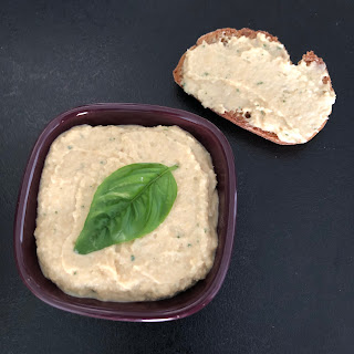 Pain aux céréales avec houmous au basilic et avec du tofu soyeux