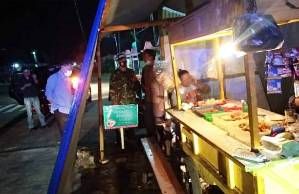  Koramil 05/Weru Himbau Kepada Warga, Sebagai Upaya Putus Mata Rantai Penyebaran Covid 19 Malam Hari Di Warung Makan Atau Hik Di Tengah Pemukiman