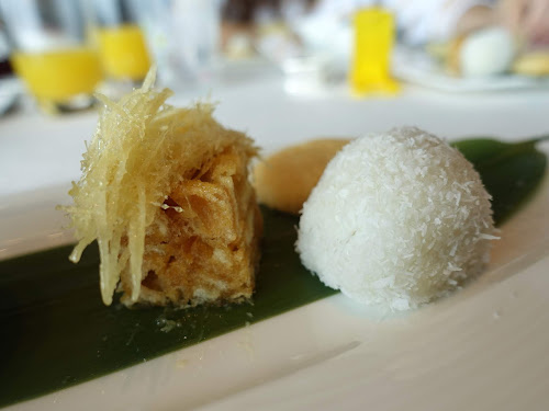 Tin Lung Heen (天龍軒) - Michelin starred Cantonese fine-dining restaurant Ritz Carlton Hotel with amazing harbour view - Deep-fried sachima topped with dragon's bread candy (蜜絲蕯琪瑪)