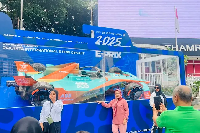 Mobil balap Formula E Gen3 Evo dipajang di Bundaran HI sebagai bagian dari promosi Jakarta E-Prix 2025.