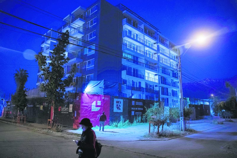 Por qué este edificio en construcción queda toda la noche con las luces encendidas