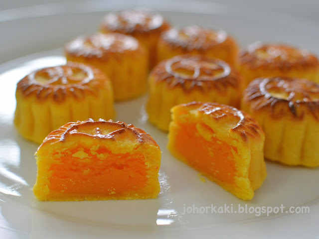 Peninsula-Hong-Kong-Egg-Custard-Mooncakes-East-Bistro-Singapore