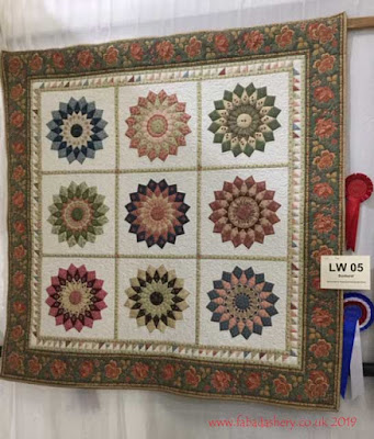 'Sunburst' LW05 by Carol Allen, quilted by Frances Meredith