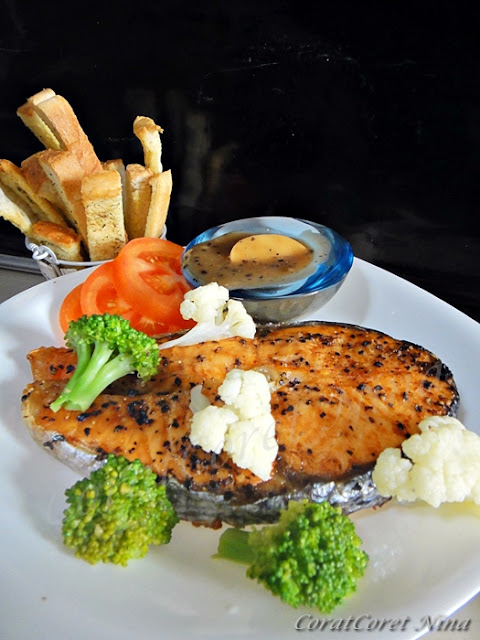 CoratCoret Nina: Grilled Salmon With Black Pepper Sauces