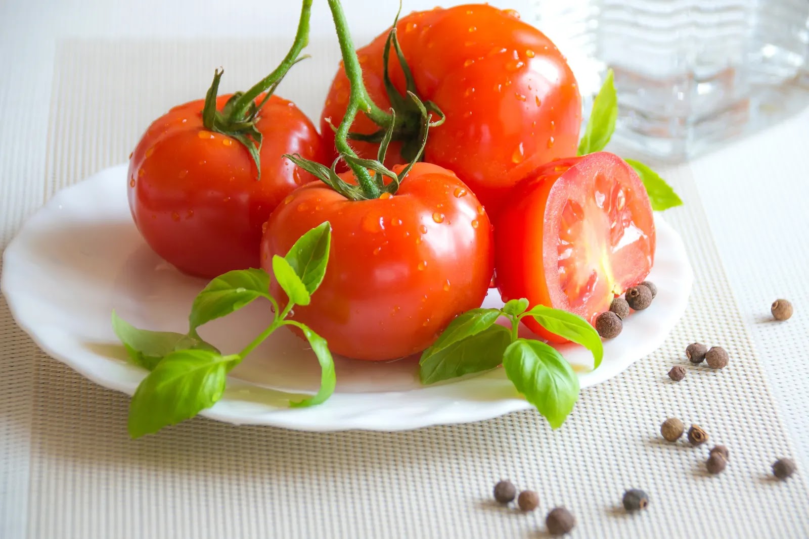 Green Eats Daily - Tomatoes in a Ceramic Plate