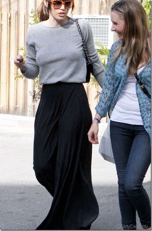 jessica-biel-braless-3