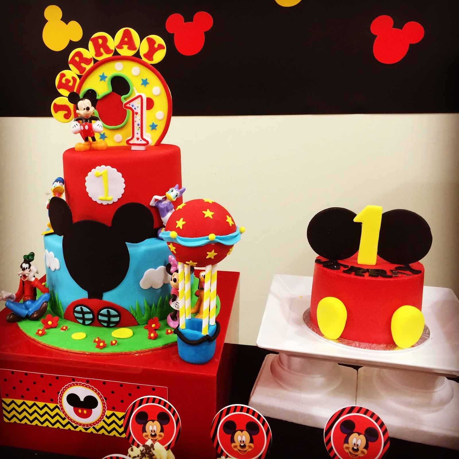 Mickey Mouse Cookies Cupcakes Macarons Cakes Crissa S Cake Corner