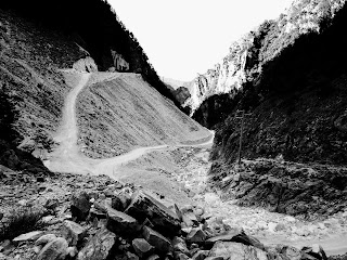 In basso il sentiero 168 (strada di cava)  corre lungo il Canale del Fondone