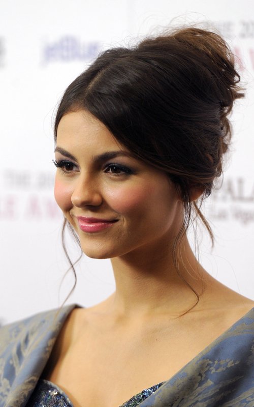 Victoria Justice arrives at the 2010 Hollywood Style Awards