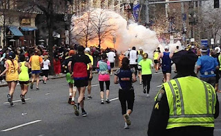 Atentados en la maratón de Boston, policía  en busca de pistas, fotos